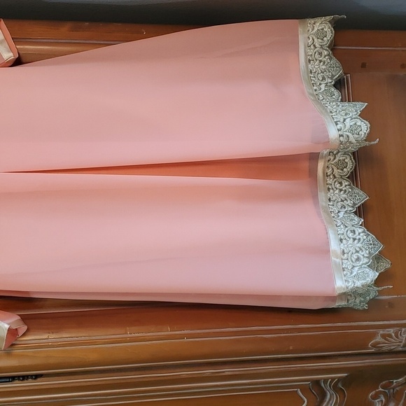 KURTA, formal little girls, peach. No size, guessing about a 6. Enbroidery lace. - Picture 8 of 13